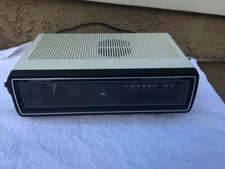 Soundesign Electric Flip Clock from 1950-1960. Good Working Condition.