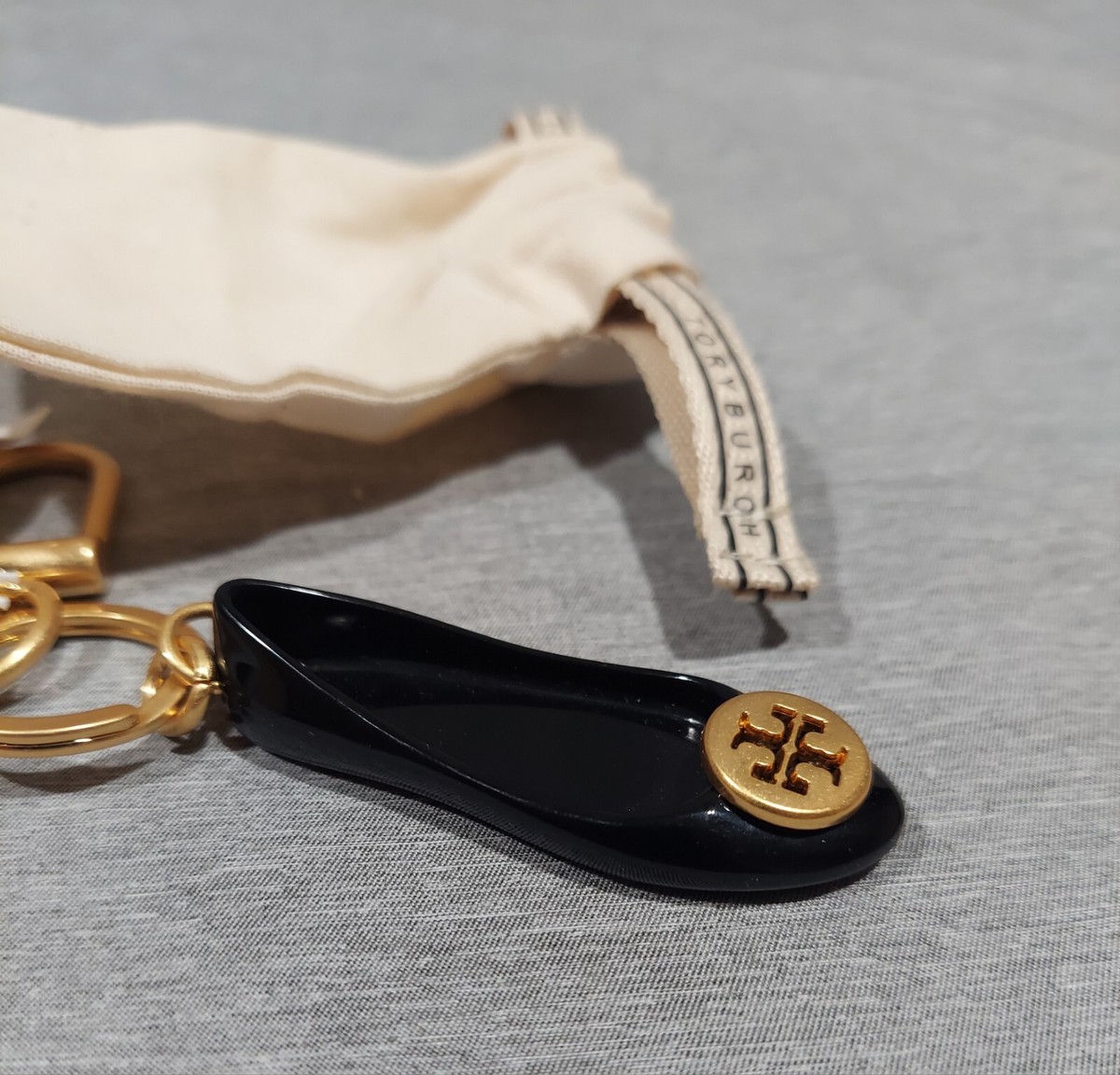 限定販売 TORY BURCH★LOGO CHARM BALLET FLAT KEY FOB TORY BURCH - Brand new logo charm resin ballet flat key fob