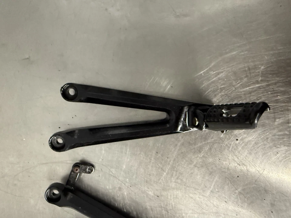 Honda CBR 1000RR 2006-2007 FABRICANTE DE EQUIPOS ORIGINALES JUEGO DE REPOSAPIÉS TRASERO PASAJERO PAR Foto 3 de 4