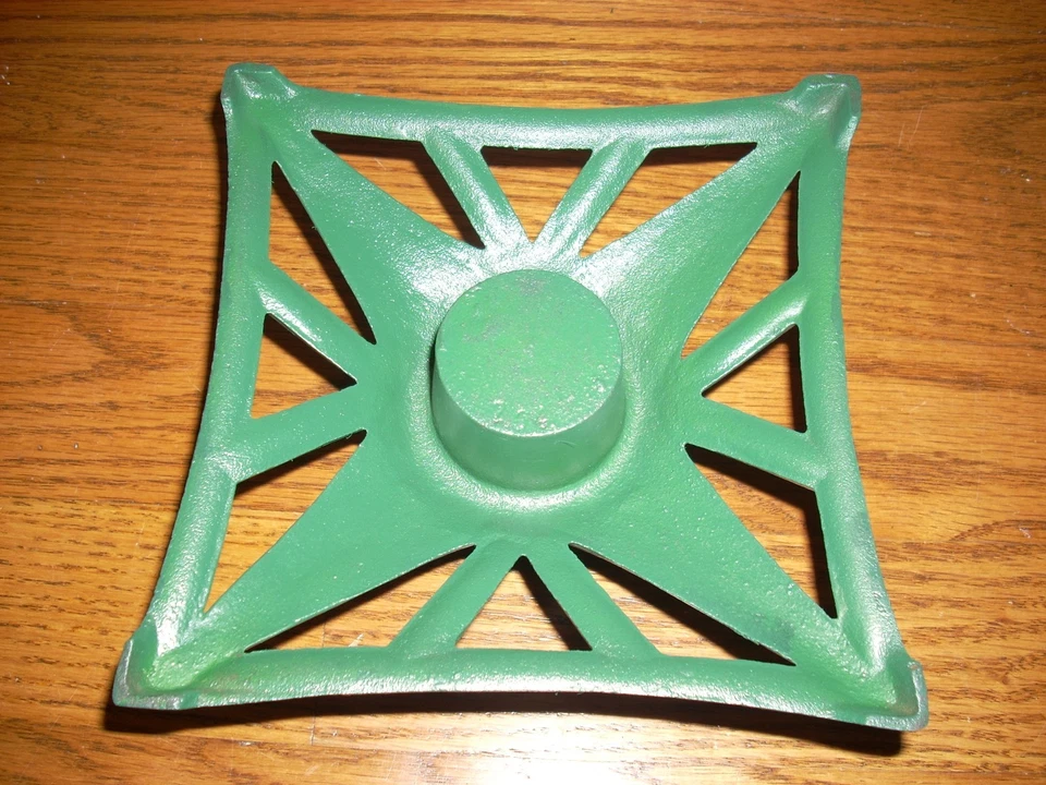 Soporte de árbol de Navidad vintage de hierro fundido hecho en Alemania vacaciones. Foto 4 de 4