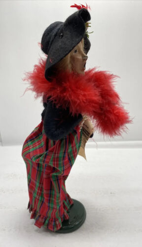 Byers Choice Carolers Woman Plaid Skirt Feather Boa Music 1996 SIGNED - Picture 7 of 12