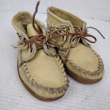 Minnetonka Moccasins Size 5 creamy Tan W/ ankle fringe cuff MCM 70  s 80  s Native