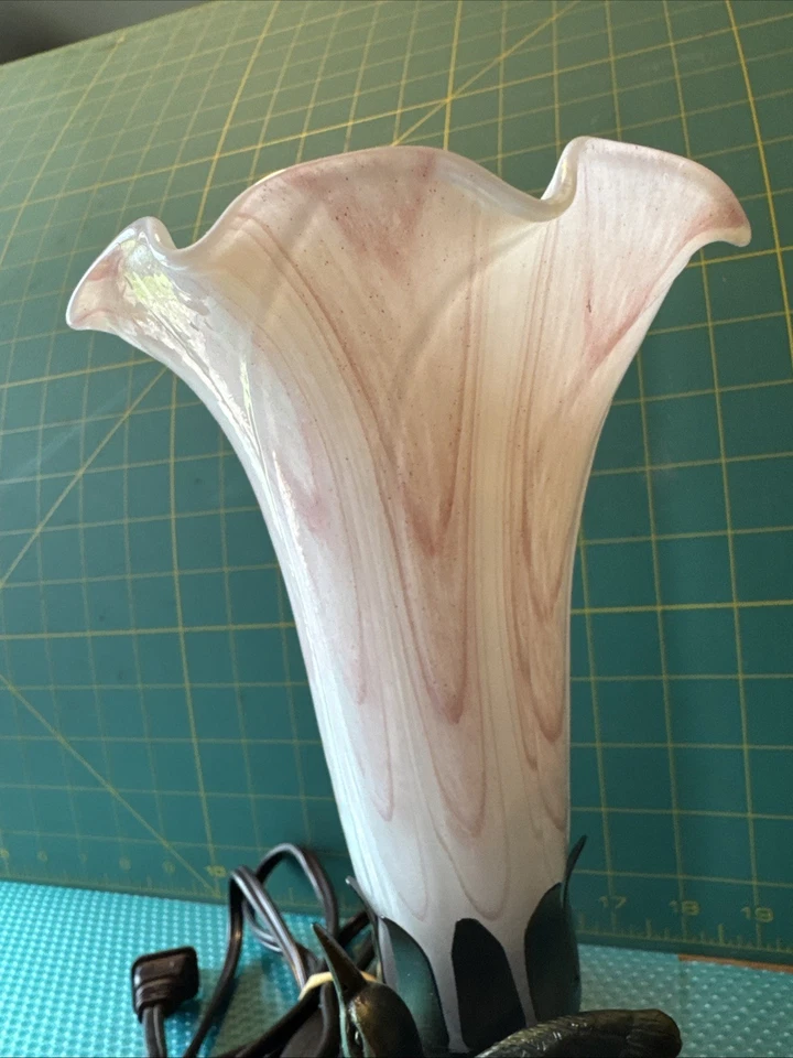 Dale Tiffany Hummingbird Lily Accent MCM Lamp Pink Art Glass Shade & Brass Base - Image 4 of 4