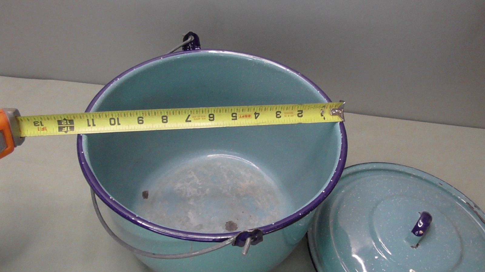 Vintage 11.5"  Enamelware Enamel Metal Camp Survival Soup Stock Pot speckled blu