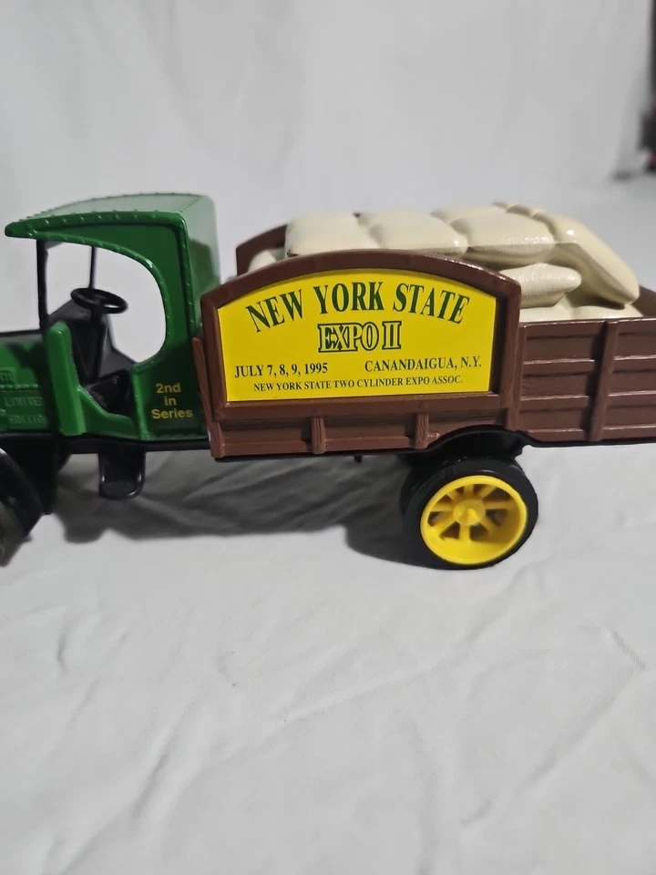 Ertl Die-Cast 1925 State Truck Bank from New York Expo II (1995) Foto 2 de 4
