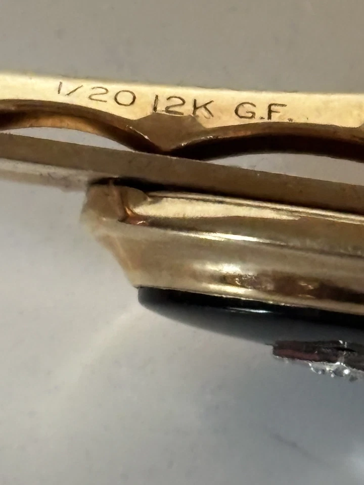 Clip de corbata Anson Onyx diamante astillado relleno de oro 12K y un gemelo ovalado imitación ónix Foto 4 de 4