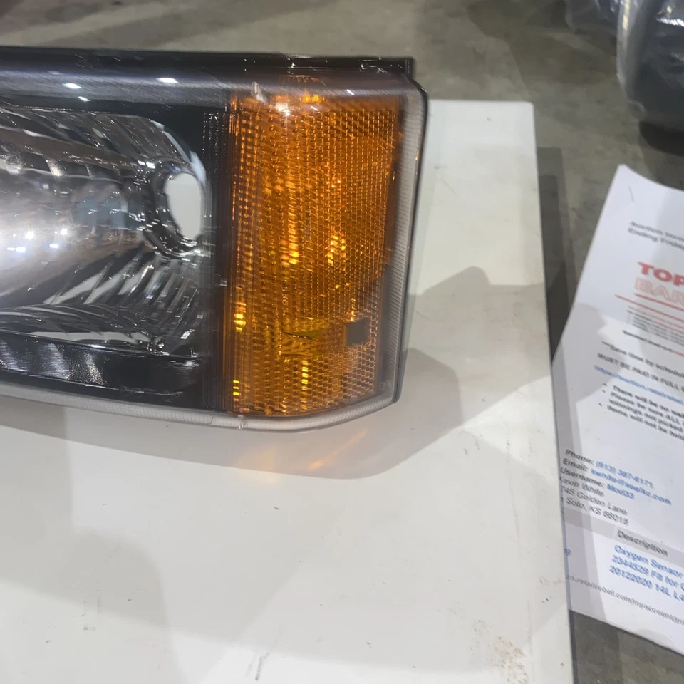 Chevy Silverado 03 /07 Avalanche 02/06 Left Side Headlight - Image 2 of 3