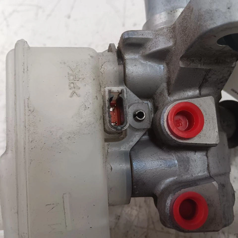 Cilindro mestre de freio Nissan LEAF 2013 2014 2015 2016 2017 - Imagem 2 de 4