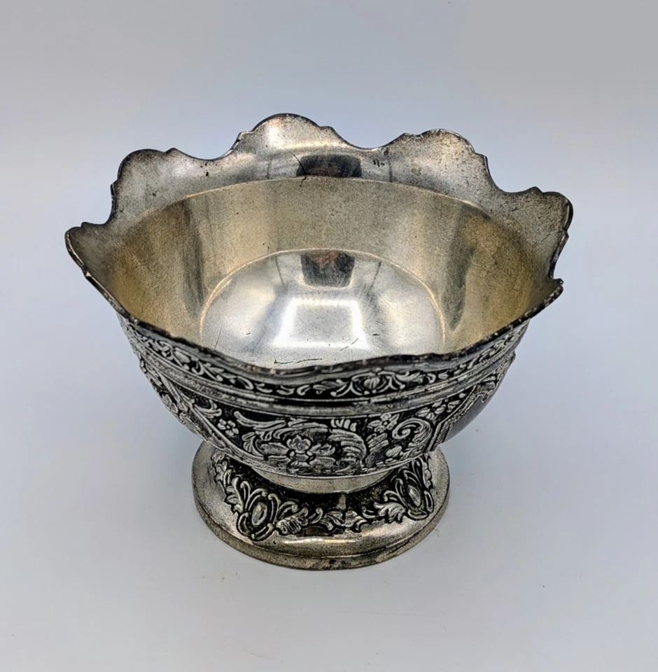 Antiga tigela floral Kutch prata indiana Repoussé com marca de leão e escudo - Imagem 2 de 4