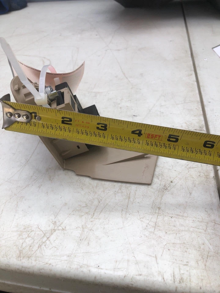 Volkswagen Jetta GLS 2002 sedán maletero tanque de gasolina puerta control de liberación tablero montado Foto 4 de 4