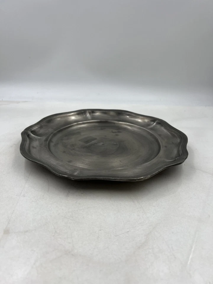 Декоративный поднос винтажный Jori оловянная пластина 10 дюймов зубчатый край сделано в США - Изображение 3 из 4
