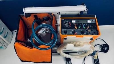 Drager Oxylog 2000 with handle and power supply