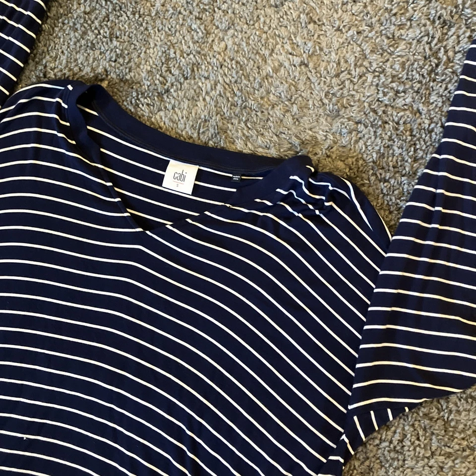 Camiseta Cabi Ahoy azul marinho branca gola V ombro caído listrado blusa feminina pequena - Imagem 3 de 4