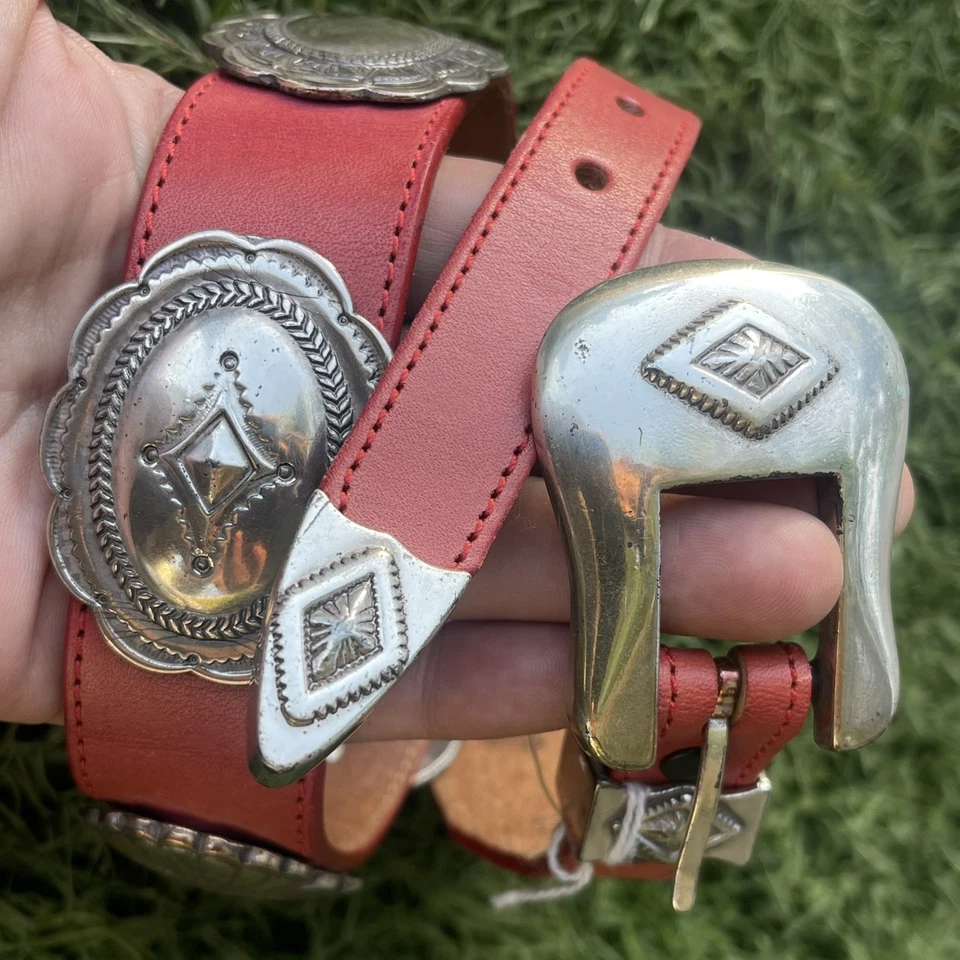 "Cinturón de cuero de vaca rojo Justin vintage 1992 nuevo stock antiguo hebilla plateada 26"" con etiquetas conchos" Foto 2 de 4