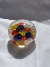 Kleiner Glas Briefbeschwerer mundgeblasen mit farbigem Waben Design Vintage.