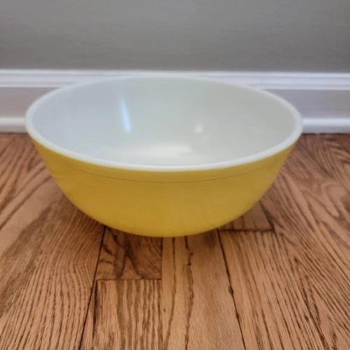 Pyrex Vintage 10-inch Yellow Nesting Mixing Bowl 4Qt 404