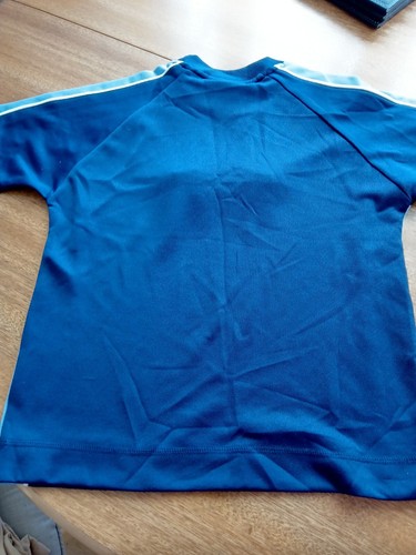 BOYS UMBRO T SHIRT SIZE SB 26/27" NAVY BLUE WITH PALER BLUE STRIPES WHITE LOGO - Picture 4 of 6