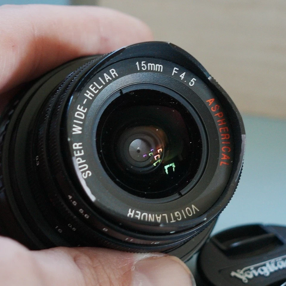 Lente súper ancha Voigtlander 15 mm f/4,5 + adaptador de montaje Sony E + tapas Foto 3 de 4