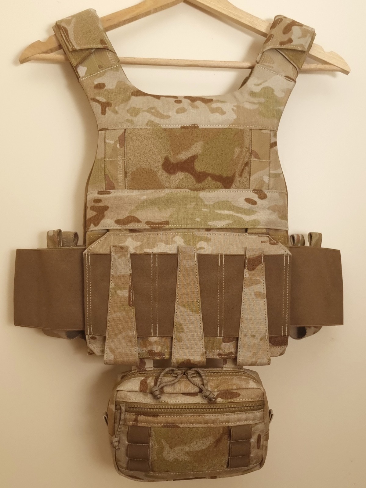 Plate carrier Multicam Arid pour emport balistique discret et configurations légères