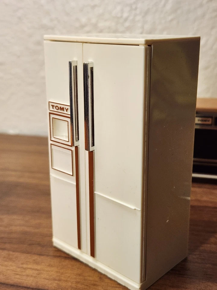 Vintage TOMY Dollhouse Kitchen Lot – Sink Oven Unit, Refrigerator, 3 Chairs –... - Image 3 of 4