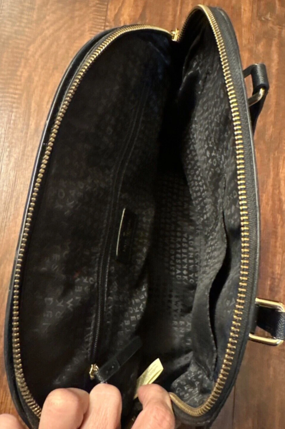 Borsa a mano Kate Spade in pelle nera con manici e borchie inferiori stile borsa