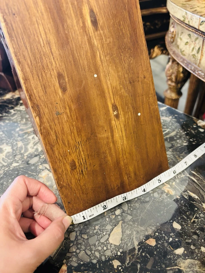 Un par de ménsulas antiguas de madera talladas a mano con motivo flor de lis. Foto 4 de 4