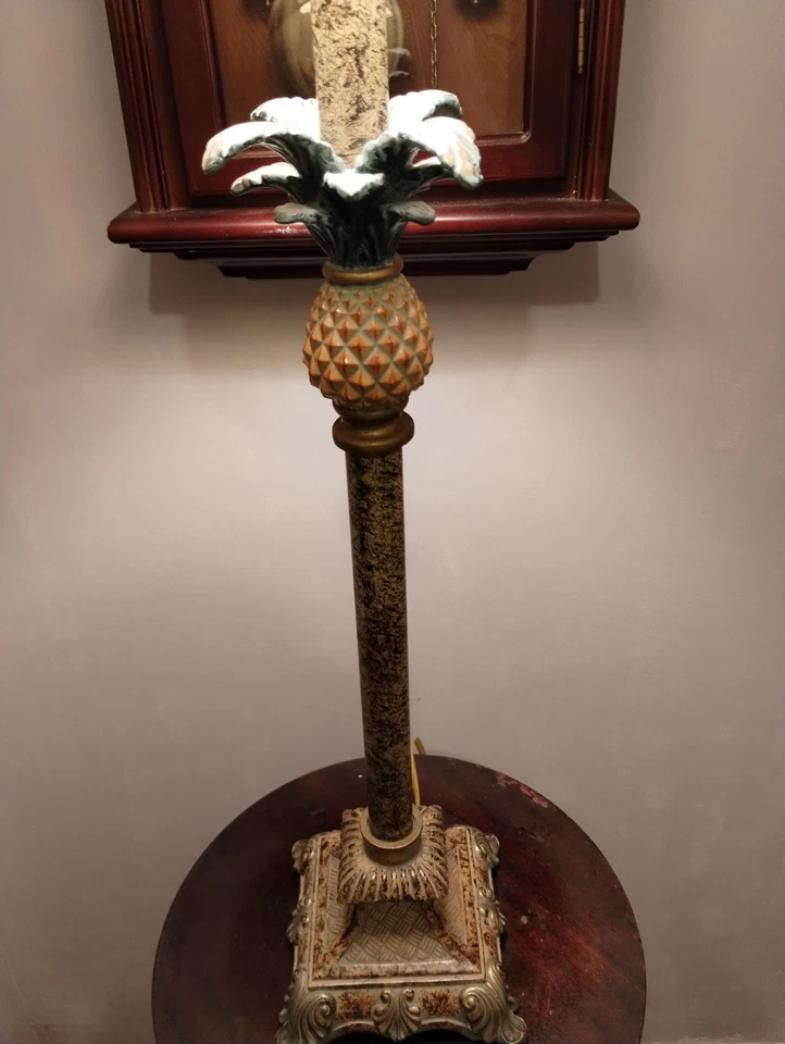 Lámpara de mesa de acento única de piña de resina con base de bronce piña muy única Foto 3 de 4