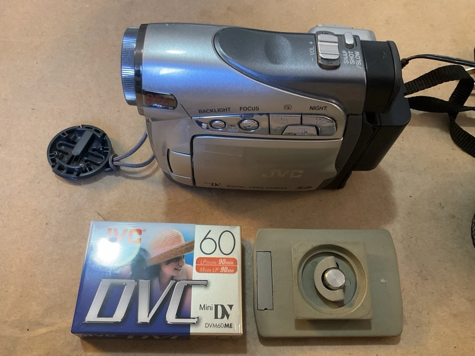 JVC MiniDV GR-D250U Camcorder 25x Zoom Optical Lens Cap Blank New Cass. Tape - Image 2 of 4