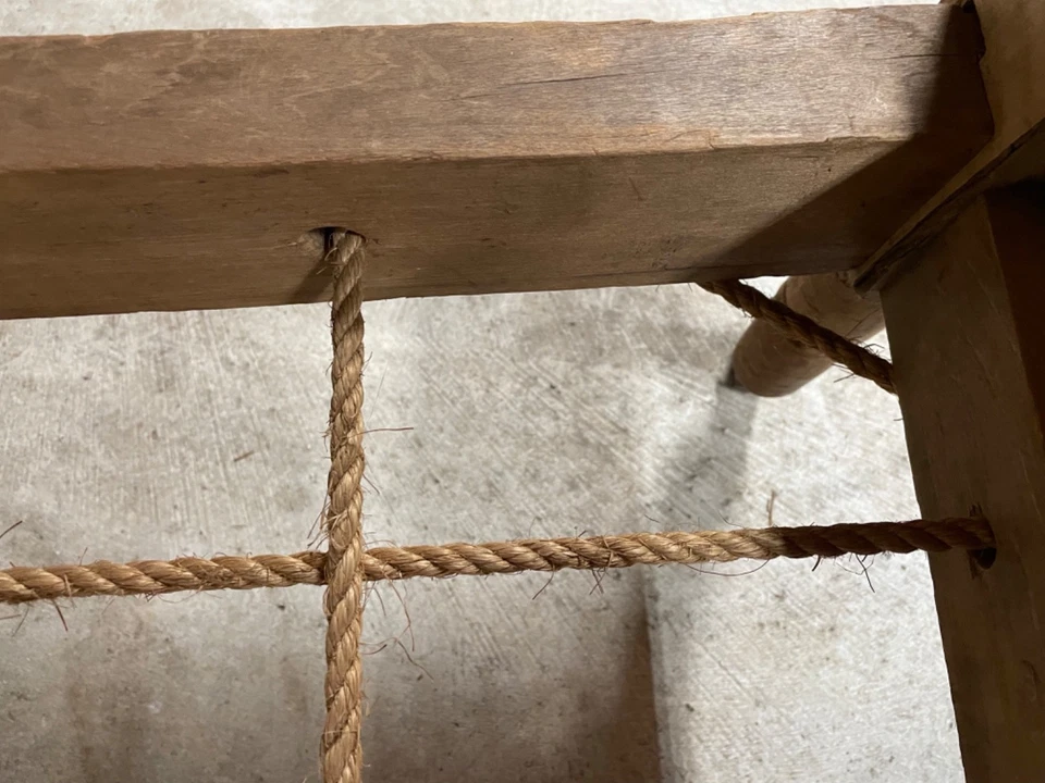 Cama antigua con listones de cuerda Foto 2 de 4