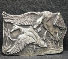 WL15155 AMAZING VINTAGE 1977 DUCKS FLYING WILDLIFE BIRD ARTWORK BELT BUCKLE