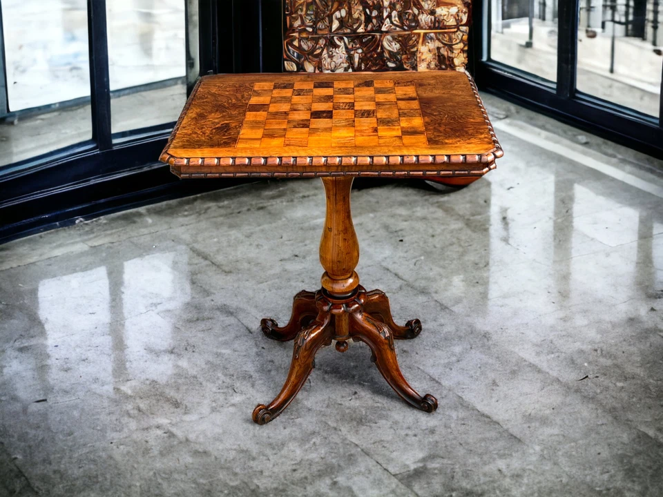 TABLE A JEUX ANCIENNE EN NOYER / DESSUS EN MARQUETERIE MONTÉE SUR PIED TRIPODE - Photo 2/4