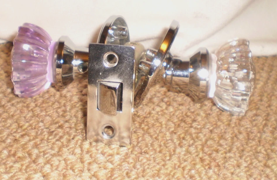 Conjunto de maçanetas de vidro antigo vintage 2" uma é de cor rosa e outra é transparente - Imagem 3 de 4