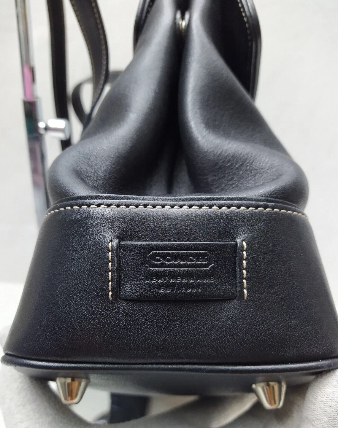 Borsa a tracolla Coach in pelle nera con fibbia e patta doppio manico