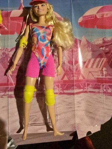 2023 Barbie The Movie INLINE SKATING Blonde Barbie - Picture 5 of 6