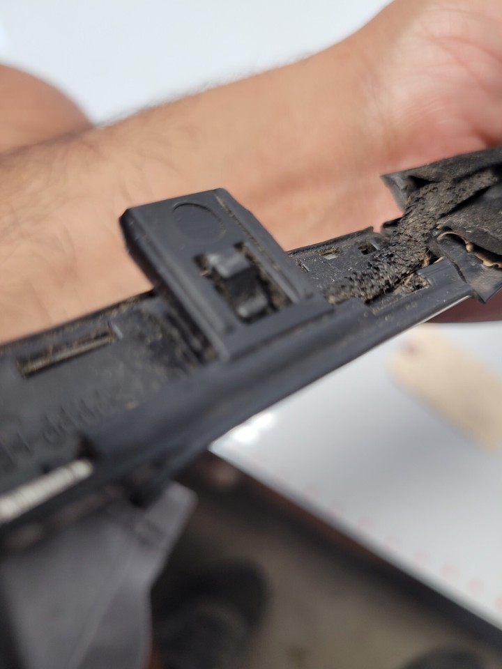 2007 2008 Infiniti G35 Sedan Front Right Door Weather Strip Chrome