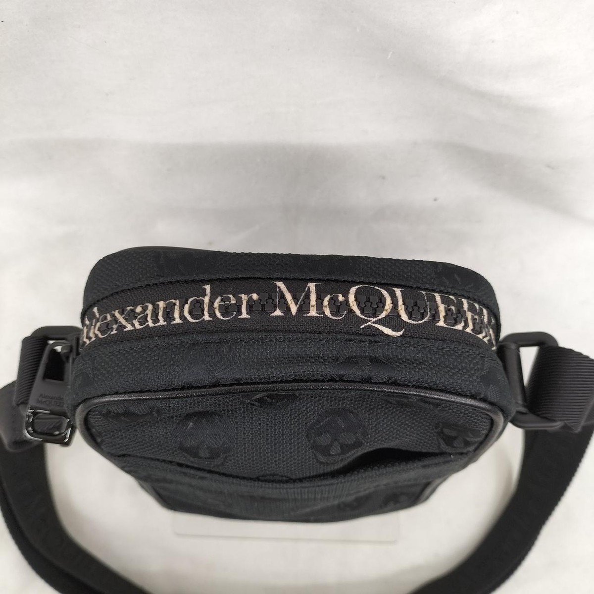 iPhone・スマホケース Alexander Mcqueen Sling Crossbody - Leather - Black Women's Skull Phone Case with Chain in Black | Alexander