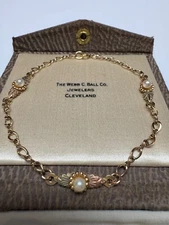 PRETTY 1960's VINTAGE  10K TRI GOLD PEARL FLOWER LEAF BRACELET.   7 1/2 INCHES