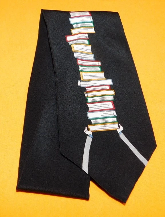 VICKY DAVIS "UNA IDEA NOVEDOSA" CORBATA MOTIVO LIBROS NEGRO/BLANCO/ROJO - CORBATAS DE DISEÑADOR. Foto 2 de 3
