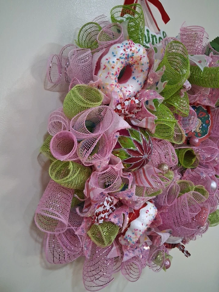 Linda coroa de grinch rosa com Cindy Lou Who, - Imagem 3 de 4