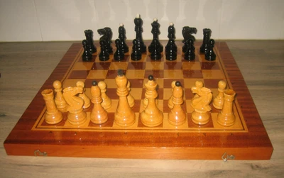 Jeu D'échecs En Bois Sculpté - Pièces Roi 115 Mm - Origine Ibère - 1970/75