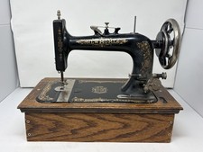 Ancienne machine à coudre maison neuve - Vers 1918 - Présentoir vintage