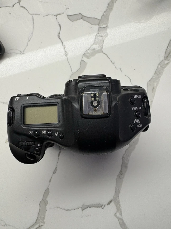 Cuerpo de cámara réflex digital Canon EOS 1D Mark IV 16,1 MP con cargador y batería nueva Foto 4 de 4