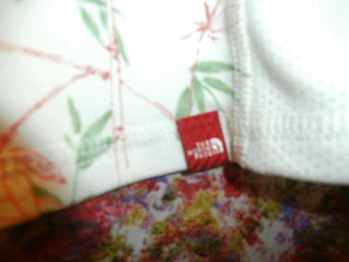 NEU MIT ETIKETT NEU THE NORTH FACE DAMENOBERTEIL VAPOR WICK MEDIUM GEBLÜMT SPANDEX - Bild 3 von 3