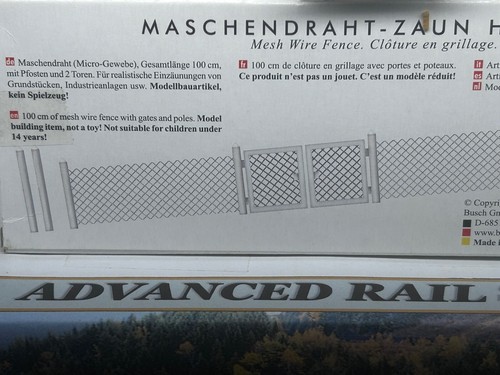 INDUSTRIAL STYLE CHAIN LINK FENCE w/ GATES - 39 inches HO Scale PLASTIC KIT NEW - Picture 3 of 4