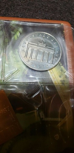 E Germany1987 4x5 Marks Coin Set +Token ~ 750 Years of Berlin All mint condition - Picture 5 of 12