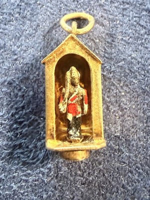 Miniatur Rettungsschwimmer und Wachbox der Königin Gold und Emaille von Georg Jensen Ltd