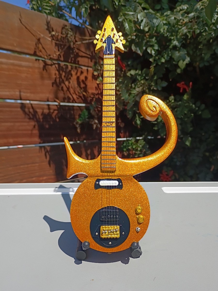 プリンスエドワード島製✨ギルバート風！✨ヴィクトリアンビスクボーイ✨ミニョネット Prince • Exclusive Mini Guitar | eBay