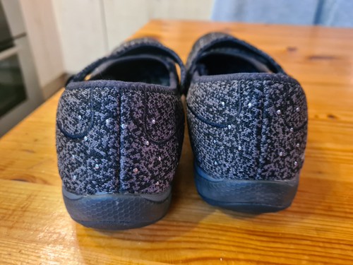 SKECHERS Women’s - Size 4 in new condition with Air-Cooled Memory Foam. - Picture 4 of 6