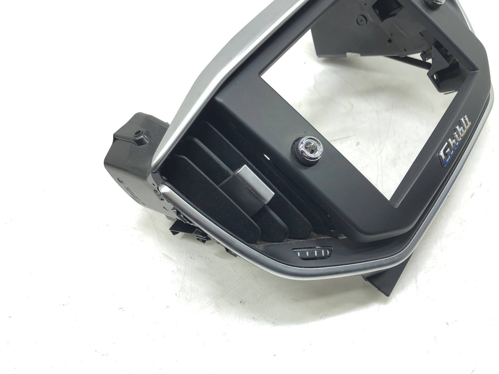 2014-2019 MASERATI GHIBLI FRONT CENTRAL BEZEL TRIM W/ GRILLE OEM.