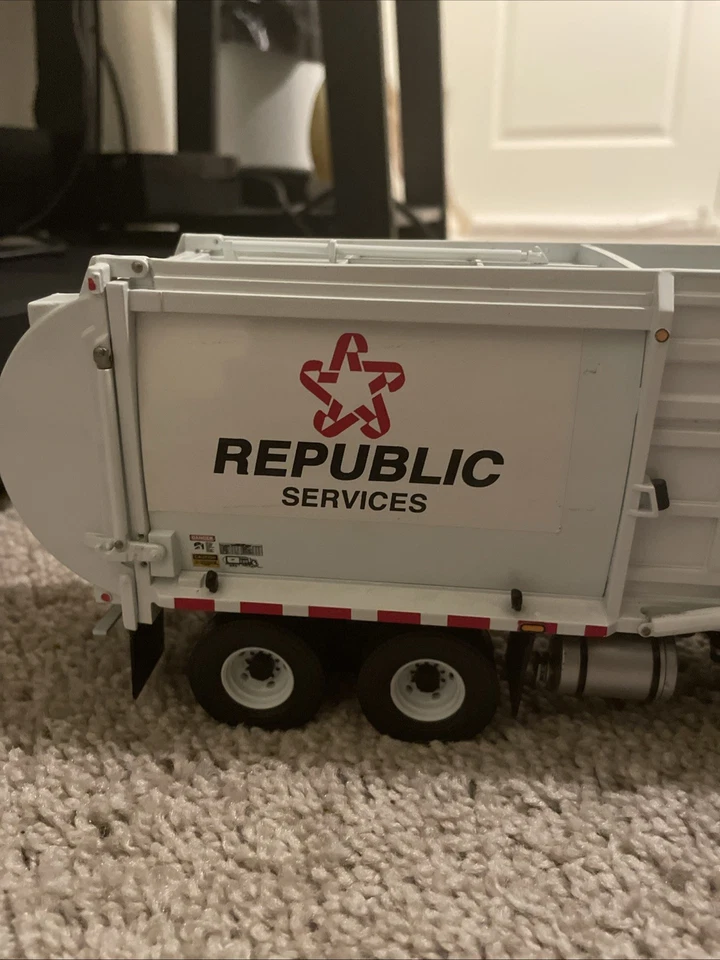 RARE AF First gear garbage truck WHITE REPUBLIC FRONT LOADER MACK MR/ CUROTTOCAN - Image 2 of 4